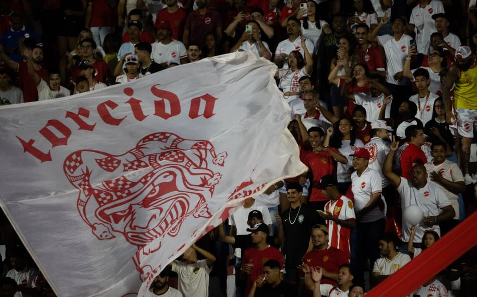 Torcida do Vila Nova no jogo contra o Operário (Foto: Daiane Farias/MyPhoto Press/Folhapress)