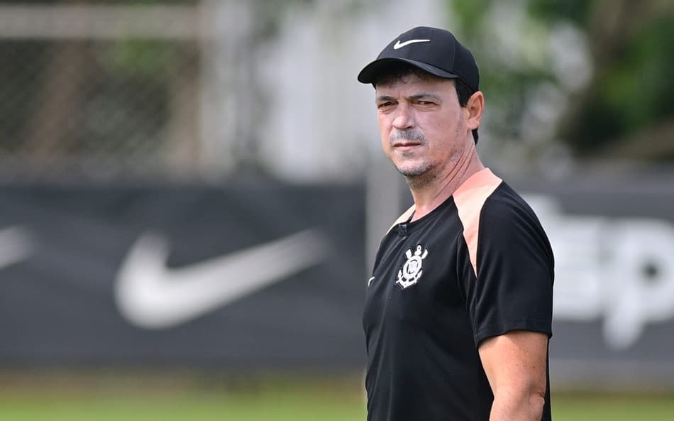 Corinthians prioriza avaliação interna e adia busca por atacante no mercado