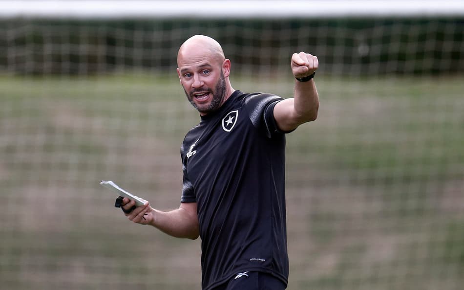 Franclim Carvalho inicia trabalho no Botafogo com dez atletas remanescentes de 2024