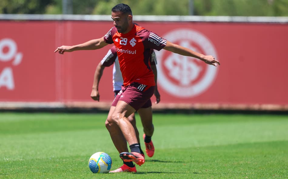 Thiago Maia no treino do Internacional (Foto: Ricardo Duarte/SC Internacional)