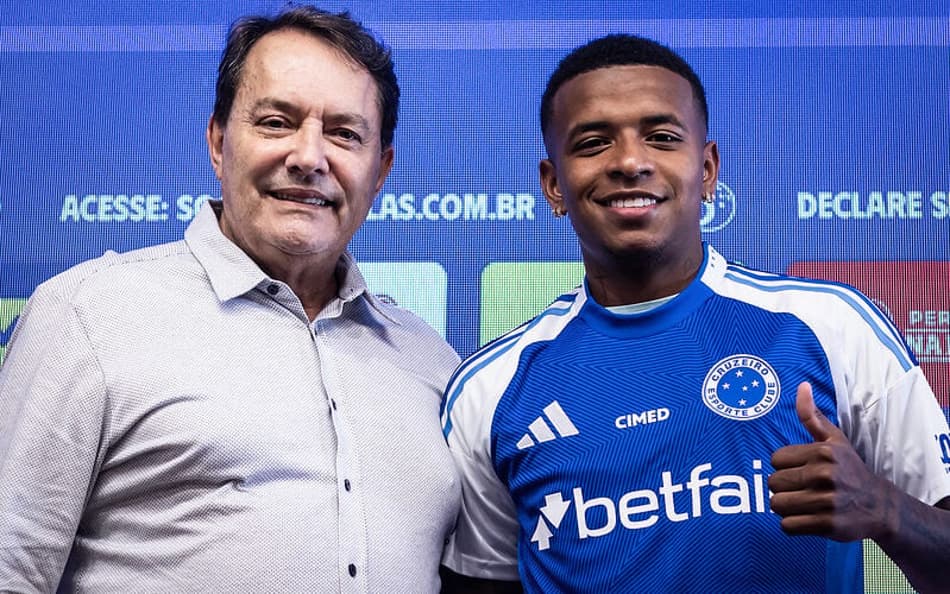 Atacante Keny Arroyo com o dono da SAF do Cruzeiro , Pedro Lourenço (Foto: Divulgação/Cruzeiro)