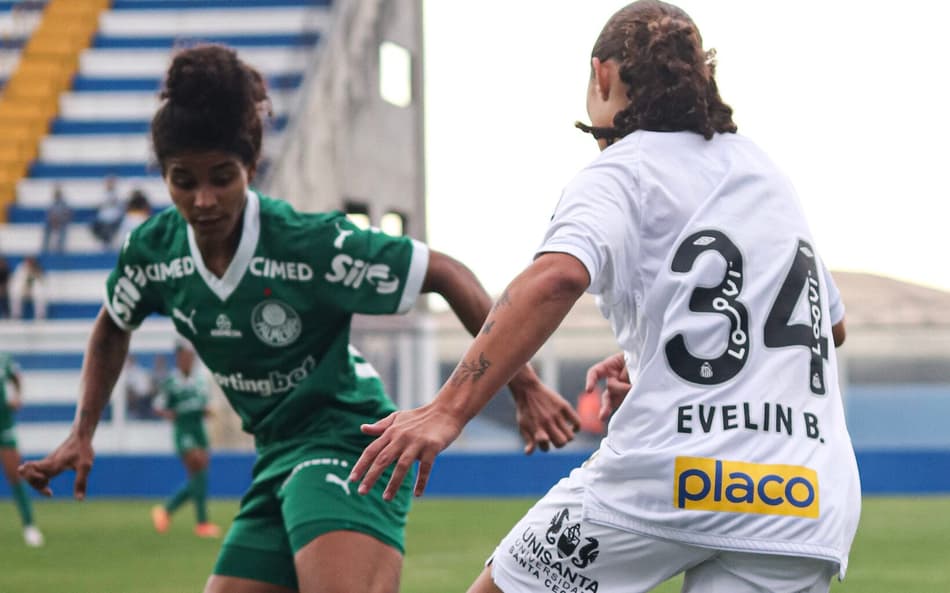 Evelin, do Santos, e Raíssa Bahia, do Palmeiras, durante clássico no Paulistão de 2025. (Foto: Reinaldo Campos/ Santos F.C)