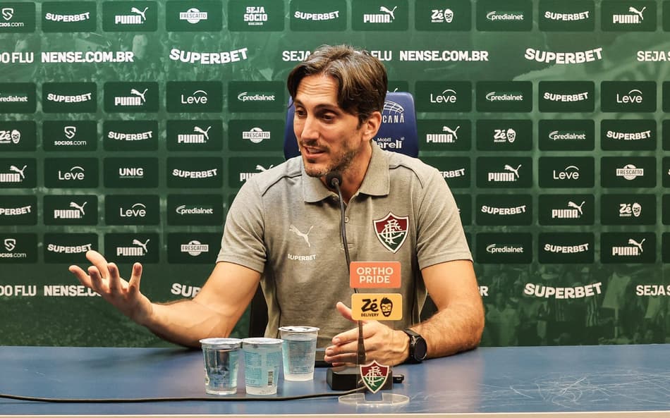 Zubeldía em entrevista coletiva pelo Fluminense (Foto: Lucas Merçon/ Fluminense FC)