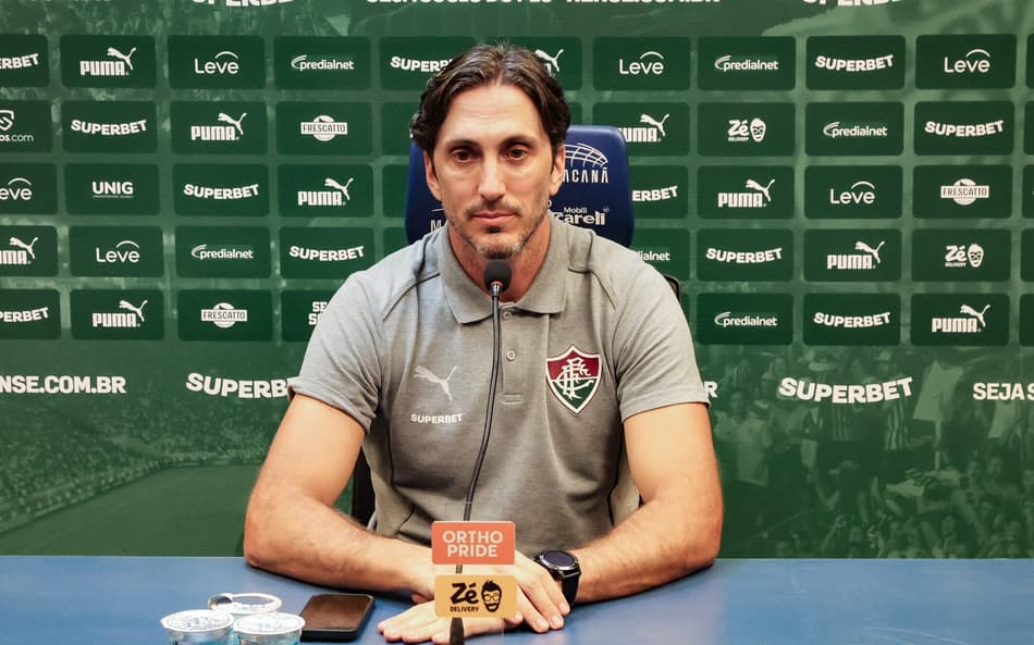 Zubeldía em entrevista coletiva (Foto: Marcelo Gonçalves/ Fluminense FC)