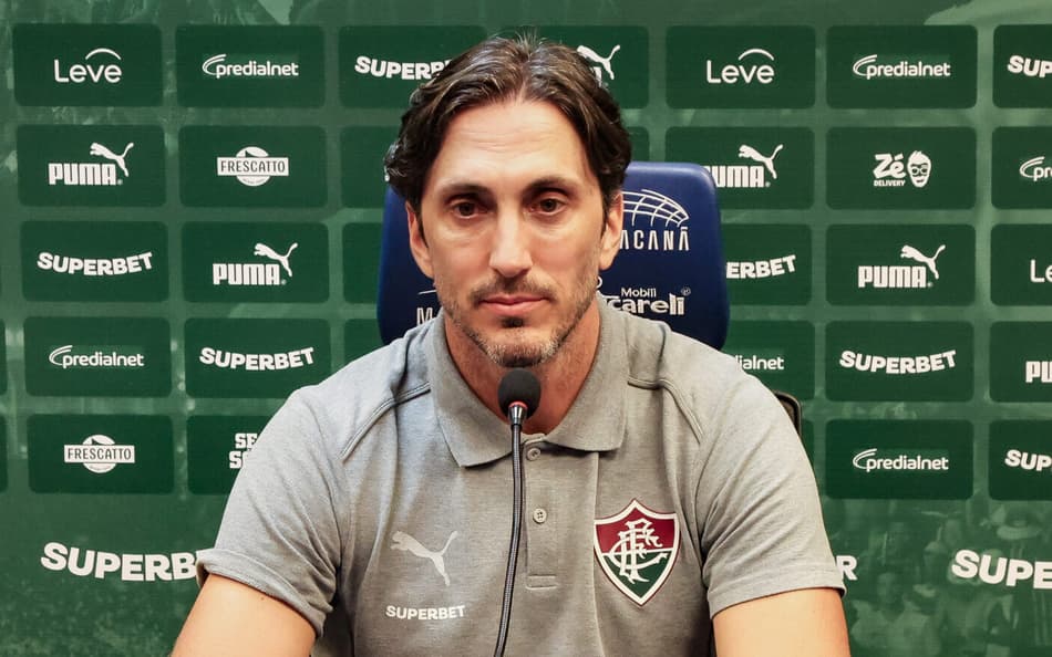 Zubeldía em entrevista coletiva (Foto: Marcelo Gonçalves/ Fluminense FC)