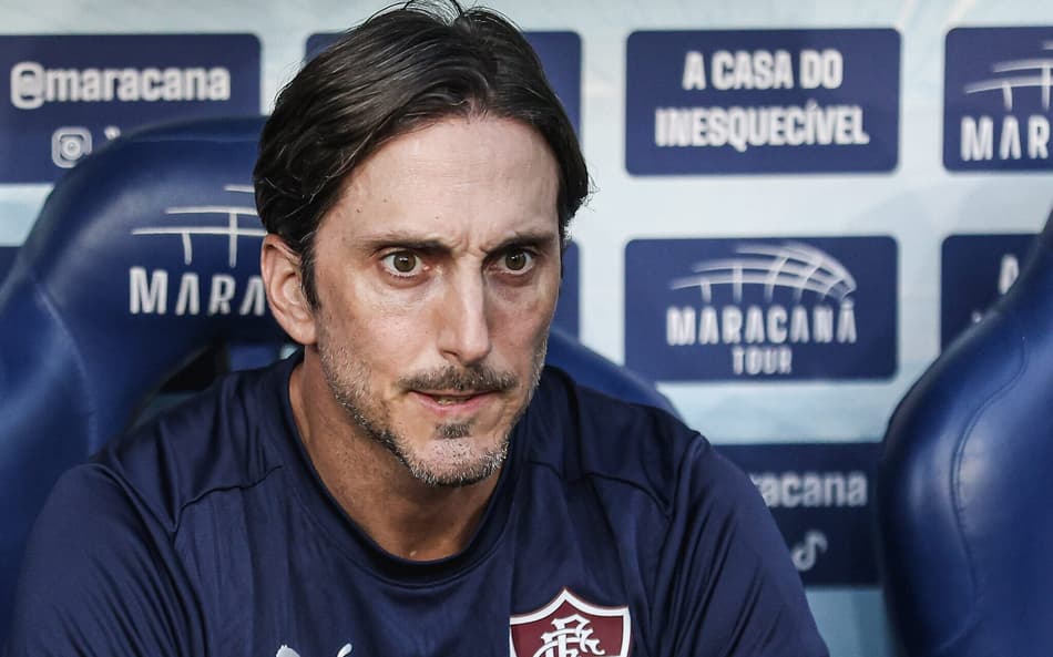 Zubeldía no banco de reservas do Fluminense (Foto: Lucas Merçon/ Fluminense FC)