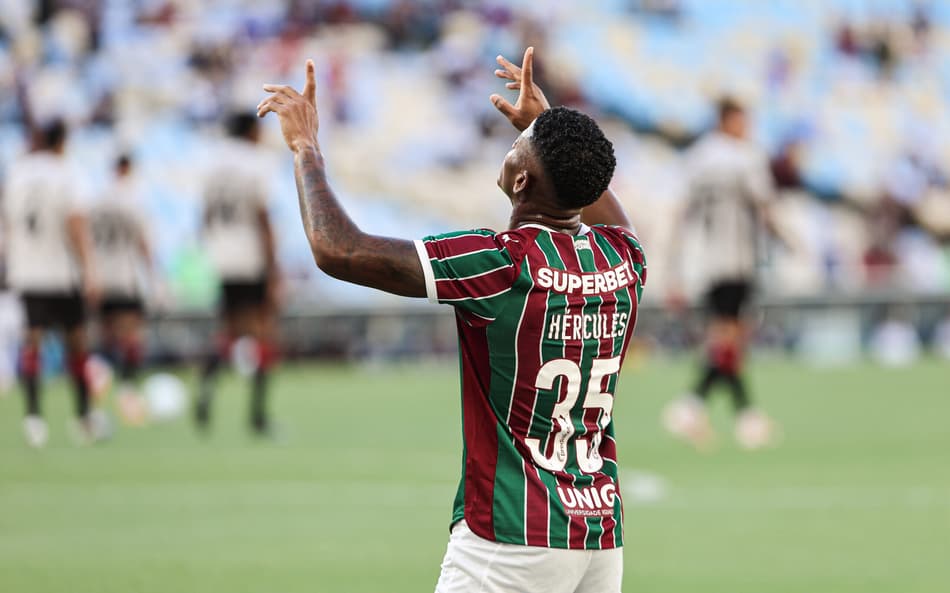 Hércules comemora gol em Fluminense x Athletico-PR (Foto: Lucas Merçon/Fluminense FC