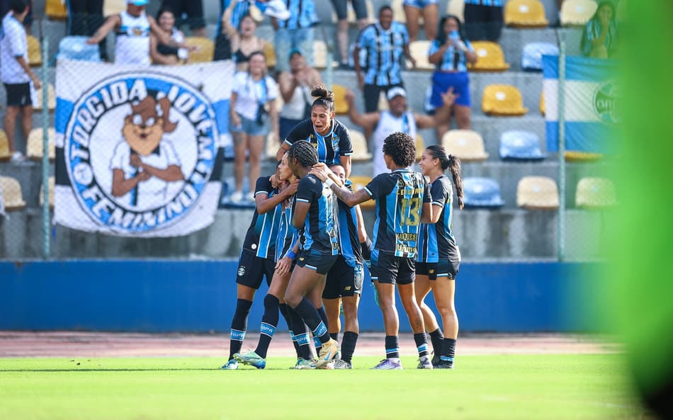 RS - FUTEBOL/CAMPEONATO BRASILEIRO FEMININO 2026/GREMIO X INTERNACIONAL - ESPORTES - Lance da partida entre Gremio e Internacional disputada na noite desta segunda-feira no Estádio do SESC, em Porto Alegre, valida pelo Campeonato Brasileiro Feminino 2026. FOTO: LUCAS UEBEL/GREMIO FBPA