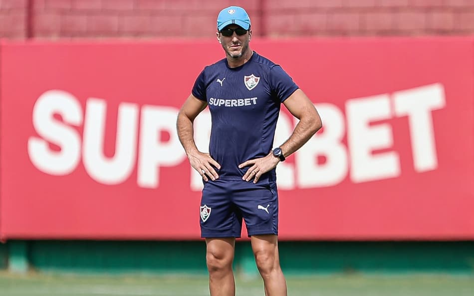 Zubeldía em treno do Fluminense no CT Carlos Castilho (Foto: Lucas Merçon/ Fluminense FC)