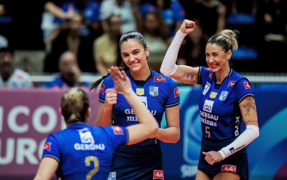 Julia Kudiess e Pri Daroit comemoram ponto do Minas nos playoffs da Superliga 25/26 (Foto: Hedgard Moraes/MTC)