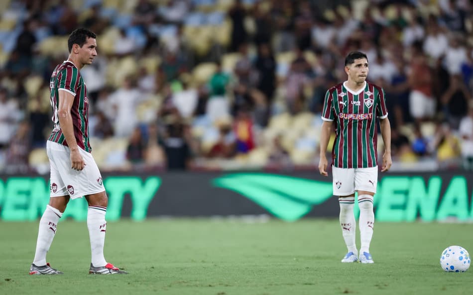 Ganso e Savarino em cobrança de falta pelo Fluminense (Foto: Marcelo Gonçalves/ Fluminense FC)