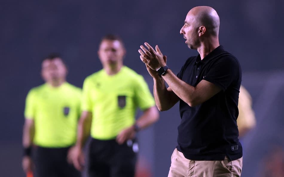 Rodrigo Bellão conseguiu duas vitórias como técnico interino do Botafogo (Foto: Vítor Silva/Botafogo)