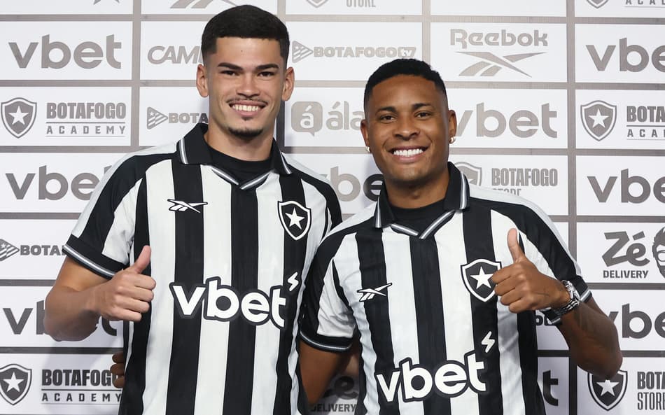 Caio Roque e Anthony são apresentados pelo Botafogo e celebram oportunidade