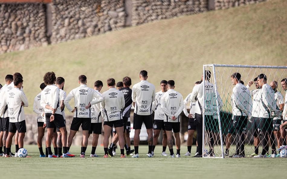 Elenco do Santos reunido no Equador antes da partida válida pela Sul-Americana. (Foto: Raul Baretta/ Santos FC)
