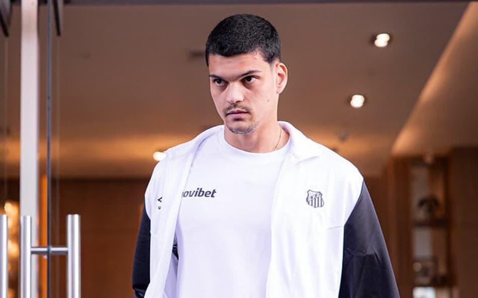 Gabriel Brazão na concentração do Santos para a estreia da Copa Sul-Americana. (Foto: Raul Baretta/ Santos FC)