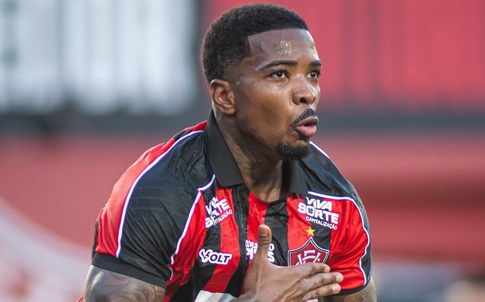 Vitória escala Cacá contra o Corinthians e terá de pagar multa contratual