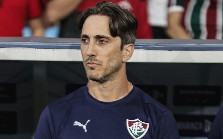 Zubeldía no campo em Fluminense x Flamengo (Foto: Lucas Merçon/ Fluminense FC)