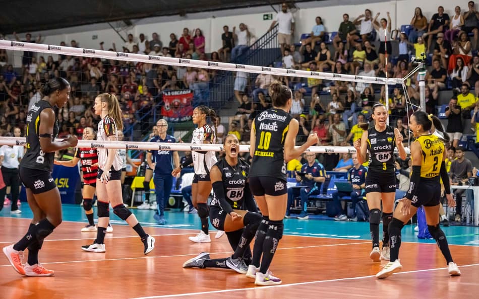 Adenízia vibra ao marcar ponto em Praia Clube x Sesc Flamengo (Foto: Bruno Cunha)