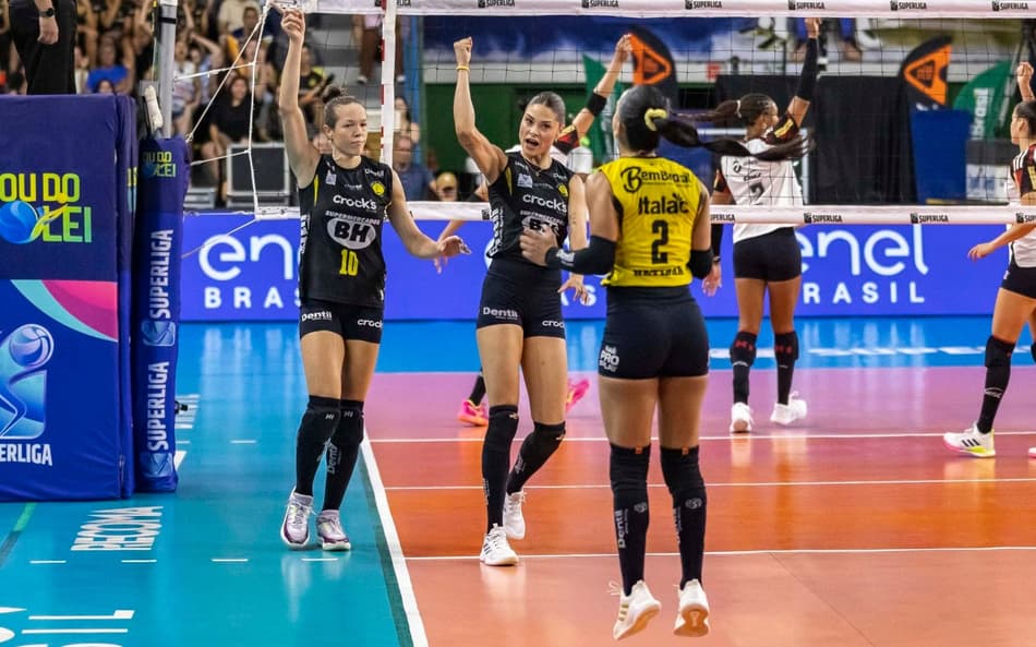 Praia Clube bate Sesc Flamengo e sai na frente na semifinal da Superliga Feminina