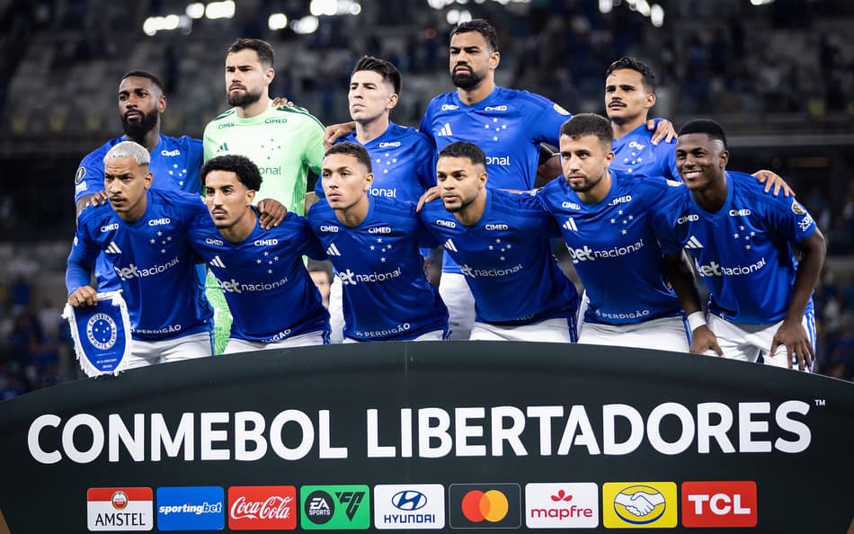Time do Cruzeiro antes de enfrentar a Católica (Foto: Gustavo Aleixo/Cruzeiro)