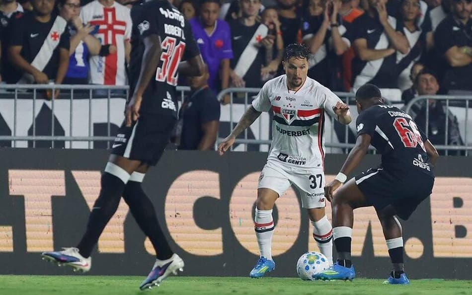 Com o resultado, São Paulo fica com o quarto lugar no Campeonato Brasileiro (Foto: Rubens Chiri / São Paulo FC)