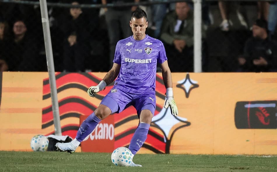Fábio critica gramado após jogo do Fluminense: 'Alguns lugares tinha barro'