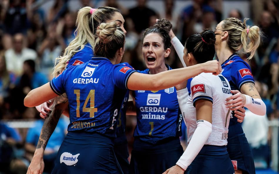 Jogadoras do Minas comemoram ponto na vitória sobre o Osasco, em Belo Horizonte (Foto: Divulgação/Minas)