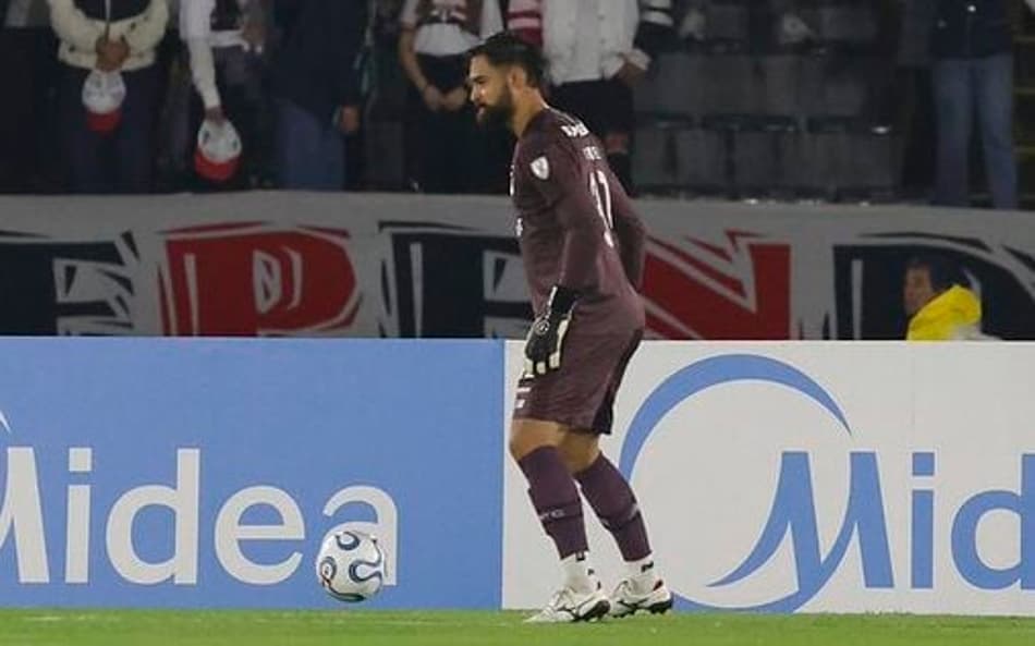 Mesmo com lance inusitado, Coronel é elogiado após apito final (Foto: Rubens Chiri / São Paulo FC)