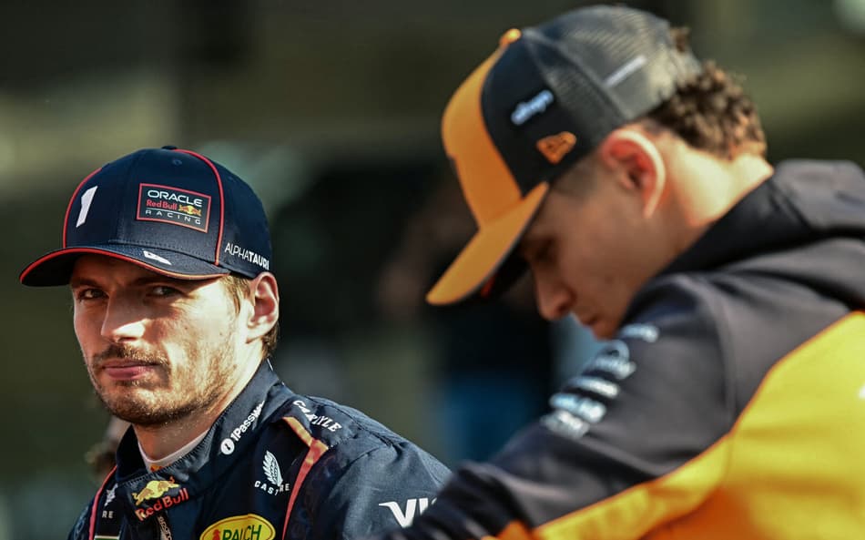 Lando Norris e Max Verstappen antes do GP de Abu Dhabi de F1 (Foto: Giuseppe CACACE / AFP)