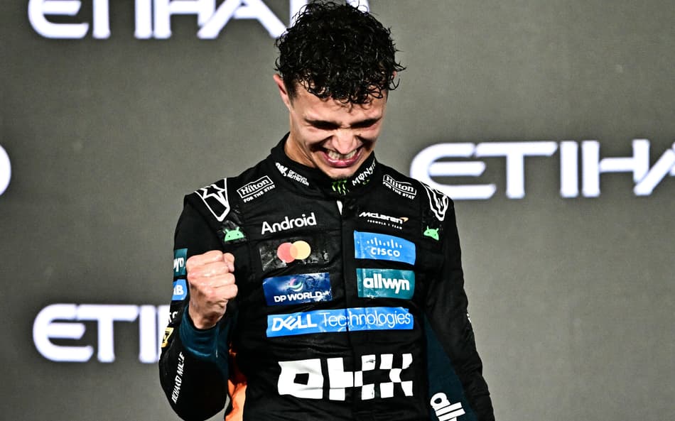 O britânico Lando Norris comemora o título da temporada da Fórmula 1 (Foto: Giuseppe CACACE / AFP)