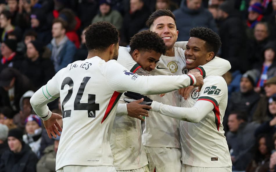 Jogadores do Chelsea celebram gol contra o Crystal Palace, pela Premier League