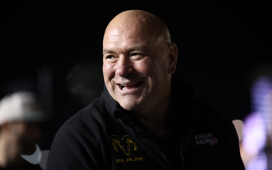 Dana White, presidente do UFC, ri no grid da NASCAR em Daytona Beach. (Foto: James Gilbert/Getty Images/AFP)