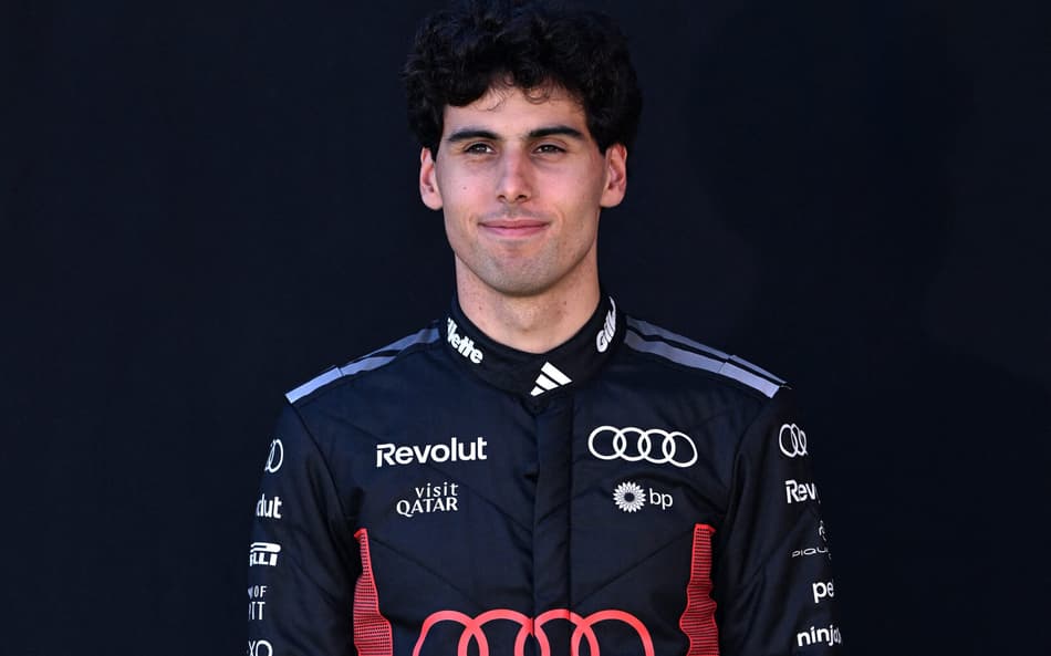 Gabriel Bortoleto posa para retrato antes do GP da Austrália de Fórmula 1 no Albert Park, em Melbourne (Foto: Martin Keep/AFP)