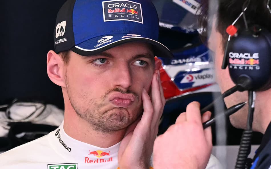Max Verstappen reage nos boxes durante o terceiro treino livre do GP da Austrália de Fórmula 1 em Albert Park. (Foto: William West/AFP)