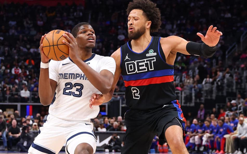 Cedric Coward, do Memphis Grizzlies, tenta passar por Cade Cunningham, do Detroit Pistons, na primeira metade da partida, 13 de março de 2026. (Foto: Gregory Shamus/Getty Images/AFP)