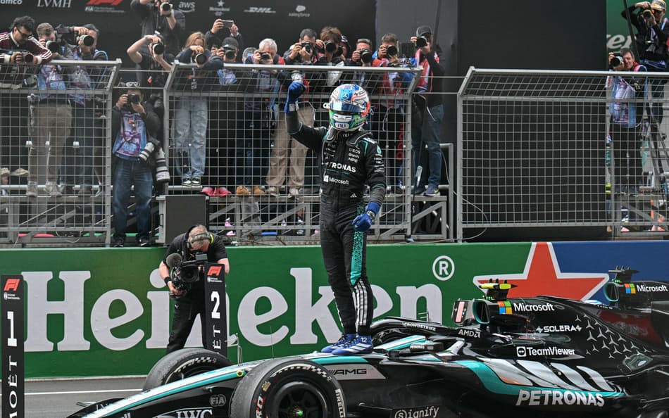 Kimi Antonelli comemora vitória em cima do carro no GP da China (Foto: Hector Retamal/AFP)