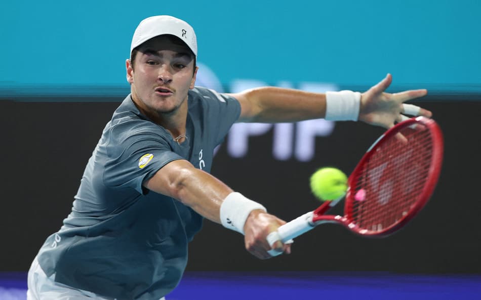 João Fonseca durante partida contra o número 1 do mundo, Carlos Alcaraz, no Masters 1000 de Miami 2026 (Foto: Al Bello/Getty Images via AFP)