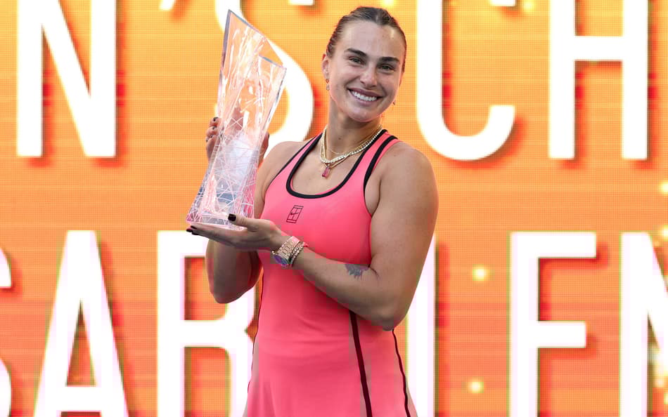 Aryna Sabalenka com o troféu do Miami Open 2025 - Masters 1000 de Miami (Foto: Matthew Stockman/Getty Images via AFP)