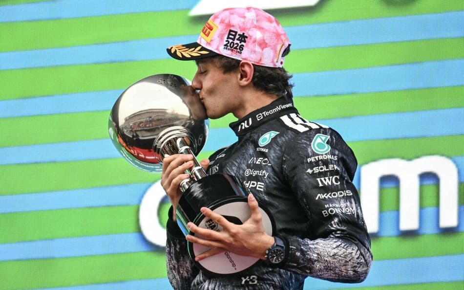 Italiano Kimi Antonelli, da Mercedes, beija o troféu da vitória no GP do Japão de Fórmula 1 (Foto: Philip FONG / AFP)