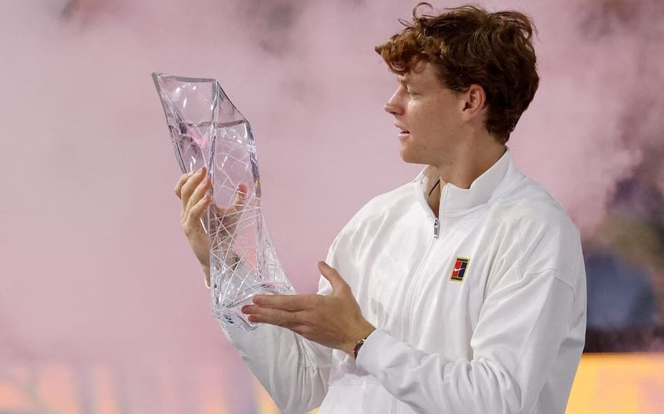O italiano Jannik Sinner com o troféu do Masters 1000 de Miami (Foto: Matthew Stockman/AFP)