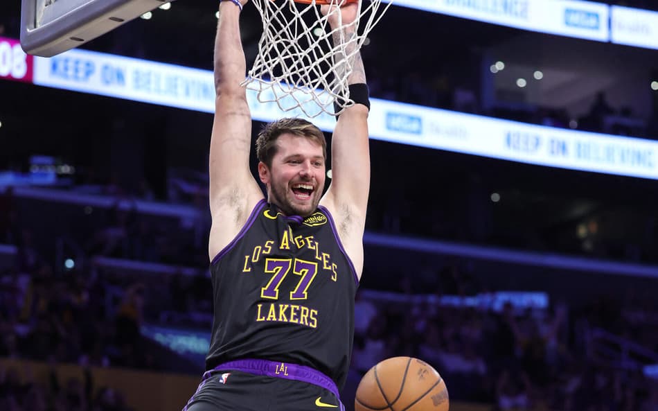 Luka Doncic faz um "dunk" durante partida do Lakers contra o Cleveland Cavaliers (Foto: Ronald Martinez/Getty Images via AFP)