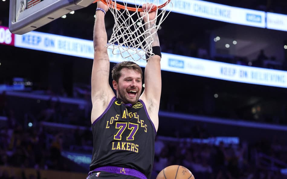 Luka Doncic faz um "dunk" durante partida do Lakers contra o Cleveland Cavaliers (Foto: Ronald Martinez/Getty Images via AFP)