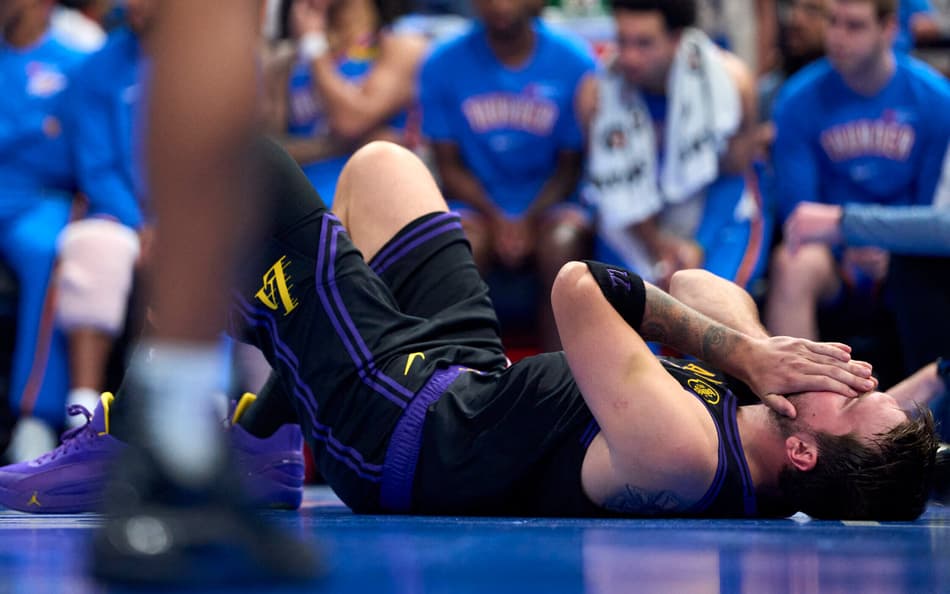 Luka Doncic na partida do Los Angeles Lakers contra o Oklahoma City Thunder no Paycom Center. (Foto: Cooper Neill/Getty Images/AFP)