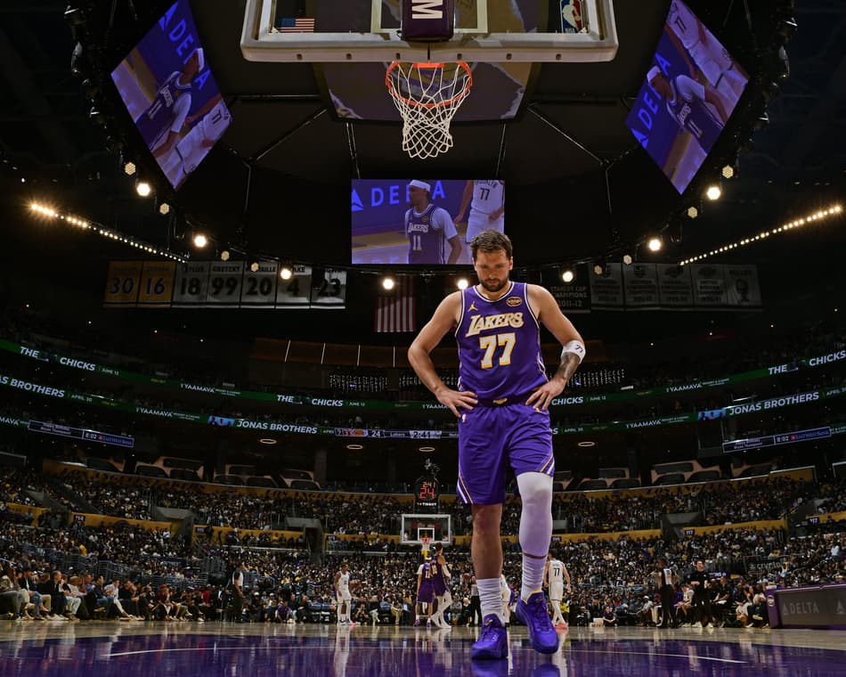 Los Angeles, 27/03/2026: Luka Doncic (#77), do Lakers, observa jogo contra Nets na Crypto.com Arena. (Foto: Adam Pantozzi/NBAE/Getty Images via AFP)