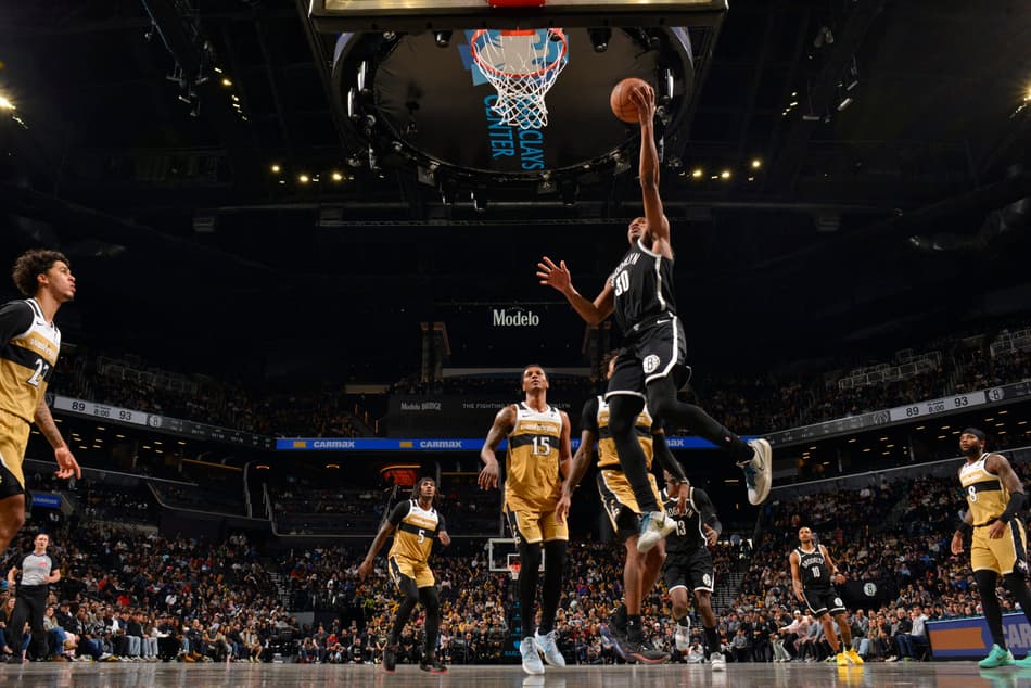Ochai Agbaji, do Brooklyn Nets, avança para a cesta contra o Washington Wizards no Barclays Center (Foto: Jesse D. Garrabrant/NBAE via Getty Images/AFP)