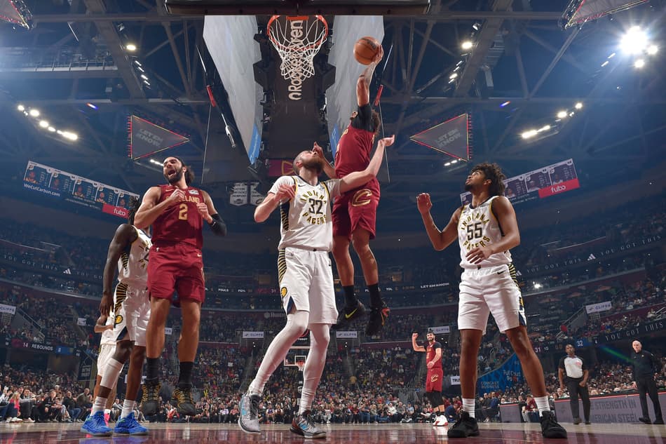 Craig Porter Jr., do Cleveland Cavaliers, arremessa contra o Indiana Pacers no Rocket Arena (Foto: David Liam Kyle/NBAE via Getty Images/AFP)