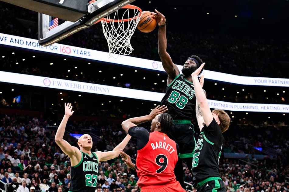 Neemias Queta, do Boston Celtics, bloqueia arremesso de RJ Barrett, do Toronto Raptors, no TD Garden (Foto: Jaiden Tripi/Getty Images/AFP)