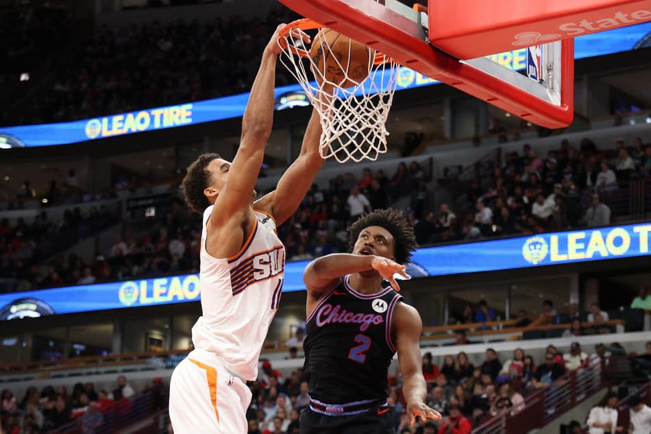 Oso Ighodaro, do Phoenix Suns, enterra contra Collin Sexton, do Chicago Bulls, no United Center (Foto: Jayden Mack/Getty Images/AFP)