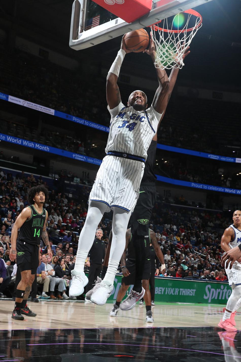 Wendell Carter Jr., do Orlando Magic, enterra contra o New Orleans Pelicans no Smoothie King Center (Foto: Layne Murdoch Jr./NBAE via Getty Images/AFP)