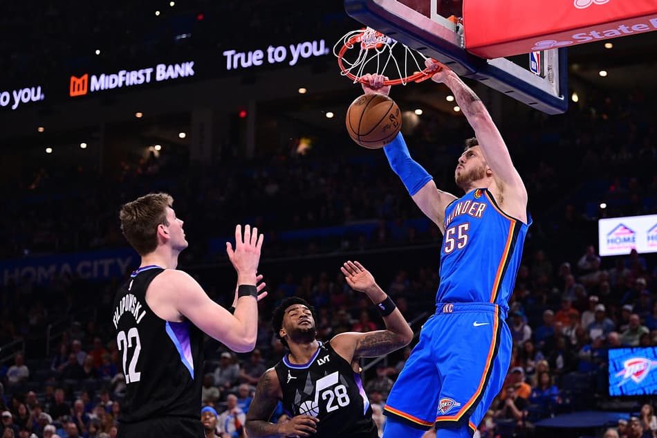 Isaiah Hartenstein, do Oklahoma City Thunder, enterra contra o Utah Jazz no Paycom Center (Foto: Joshua Gateley/Getty Images/AFP)